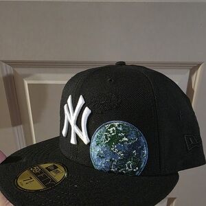 New Era Black NY Yankees Earth Embroidered Fitted Hat 7 3/4